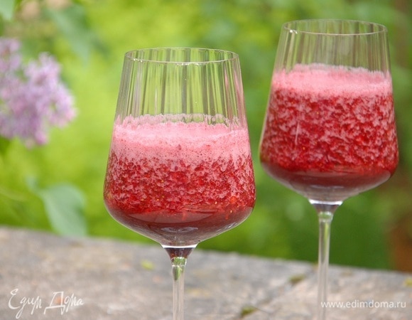 Смузи с черешней, клубникой и ежевикой Смузи с черешней, клубникой и ежевикой