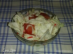 Салат из крабовых палочек, соленого огурца и овощей