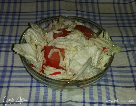 Салат из крабовых палочек, соленого огурца и овощей