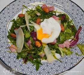 Яйца пашот с салатом и грудинкой