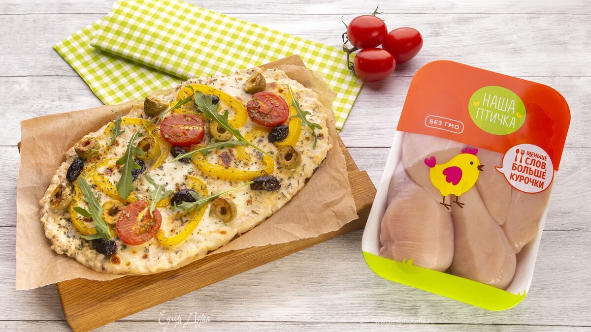 Пицца на основе из курицы с томатами и сыром