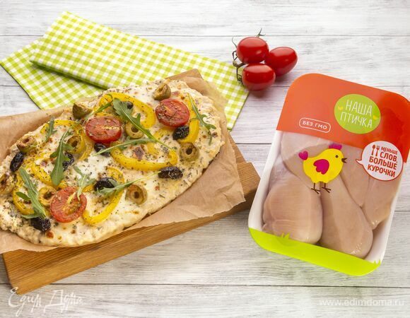 Пицца на основе из курицы с томатами и сыром 