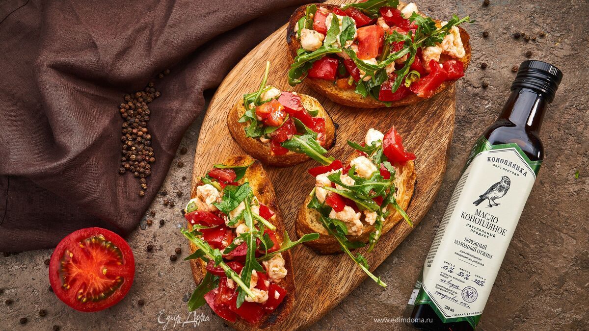 Брускетты с руколой, помидорами, моцареллой