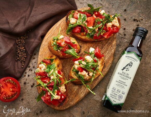 Брускетты с руколой, помидорами, моцареллой