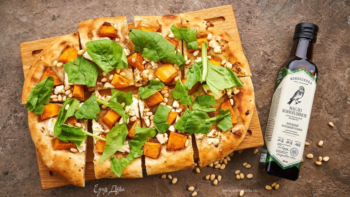 Пинца с тыквой, шпинатом и сыром