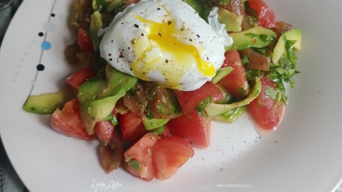 Легкий салат с яйцом пашот