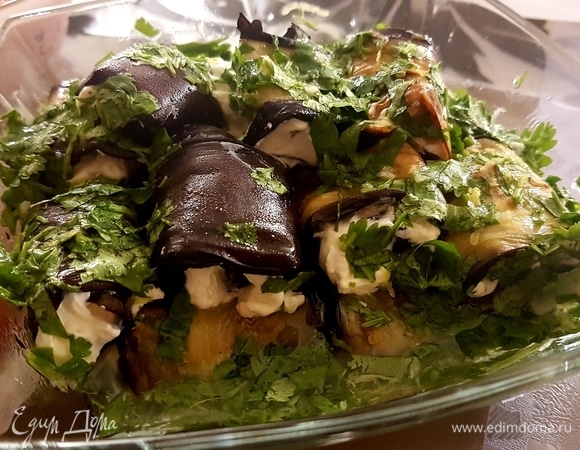 Баклажаны с творожным кремом и соусом из кинзы