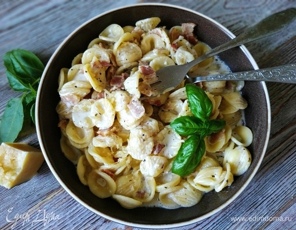 Макароны-ушки в сливочном соусе с беконом