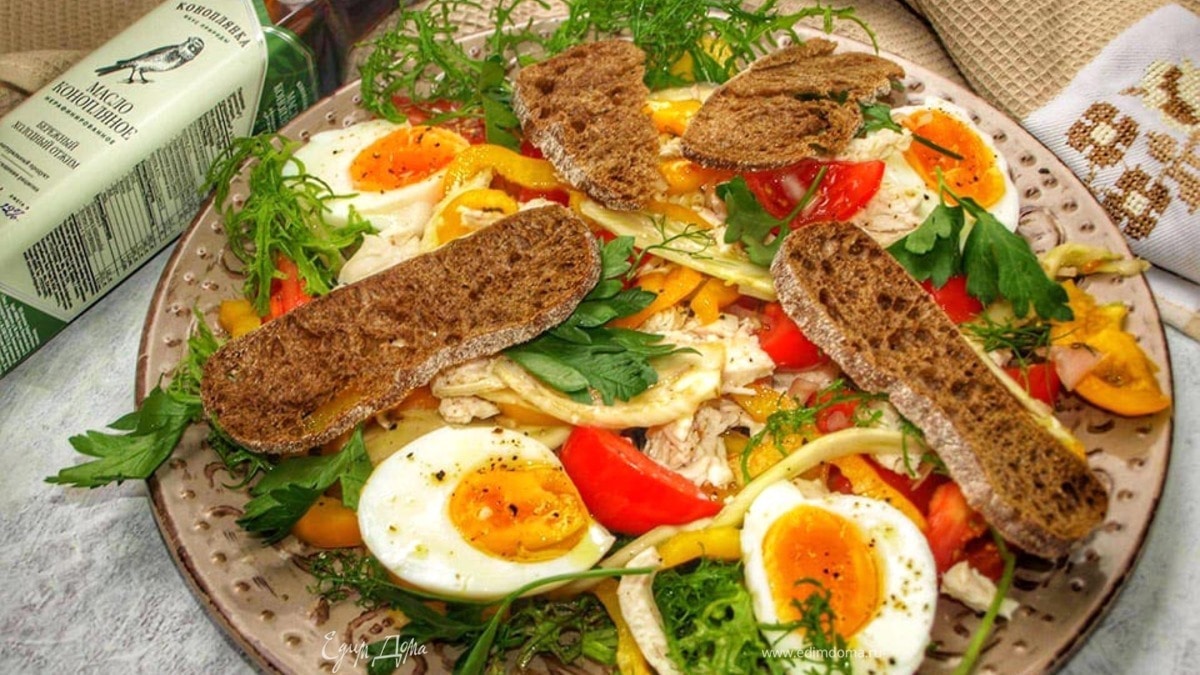 Салат с курицей, овощами и фенхелем