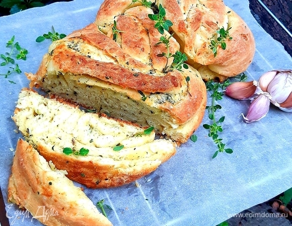Чесночно-сырная булка с травами