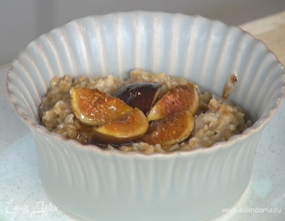 Овсяная каша с инжиром и взбитыми сливками