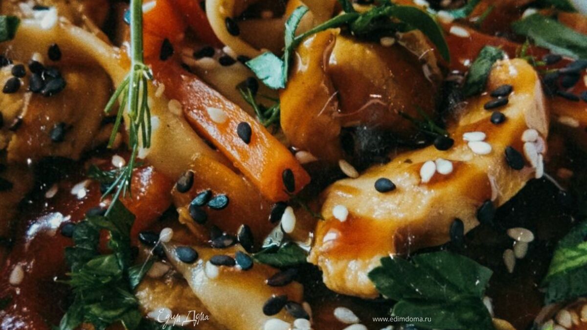 Лапша удон с курицей и овощами в соусе терияки