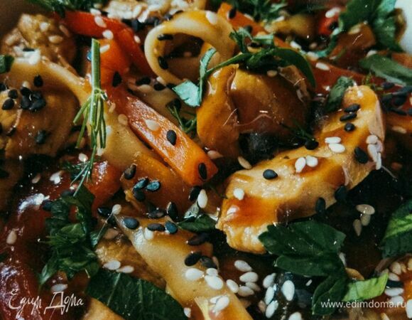 Лапша удон с курицей и овощами в соусе терияки