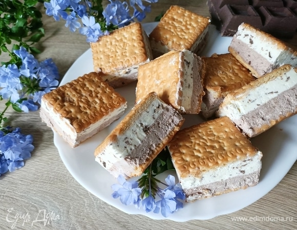 Двухслойное мороженое с печеньем 
