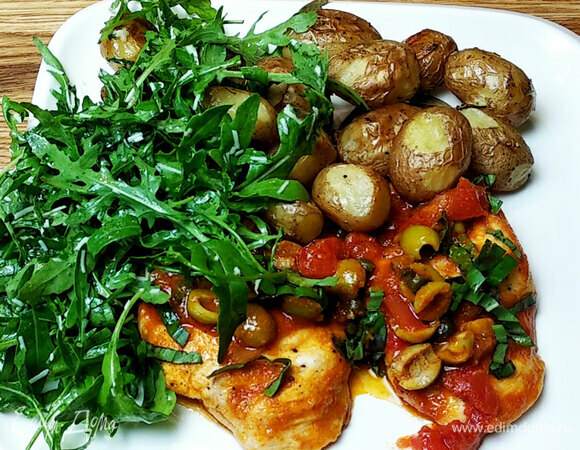 Нежная курица в соусе с картофелем и салатом