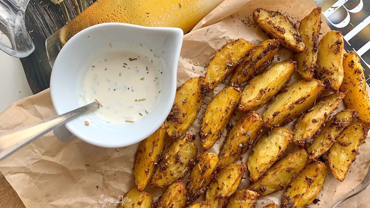 Молодая картошка по-деревенски с травами