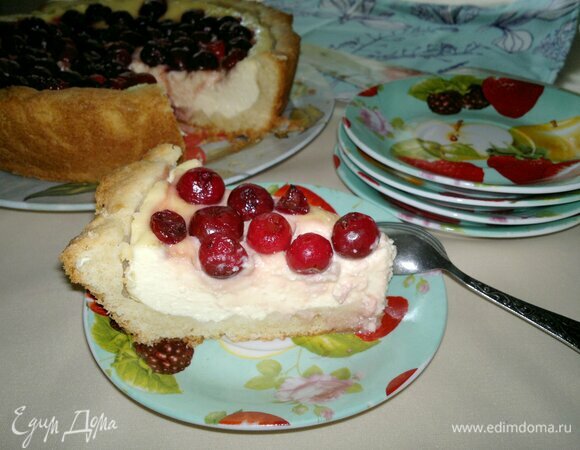 Пирог с творогом и вишней