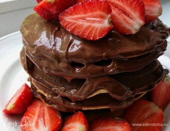 Панкейки с шоколадом и клубникой 