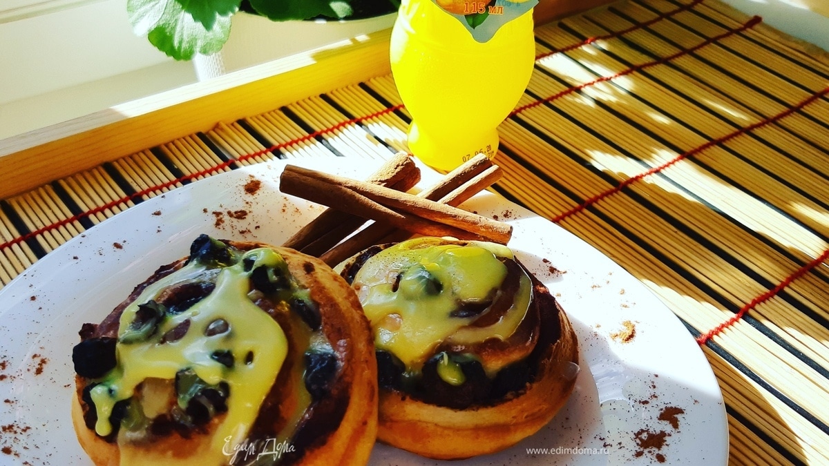 Улитки с изюмом и лимонной глазурью