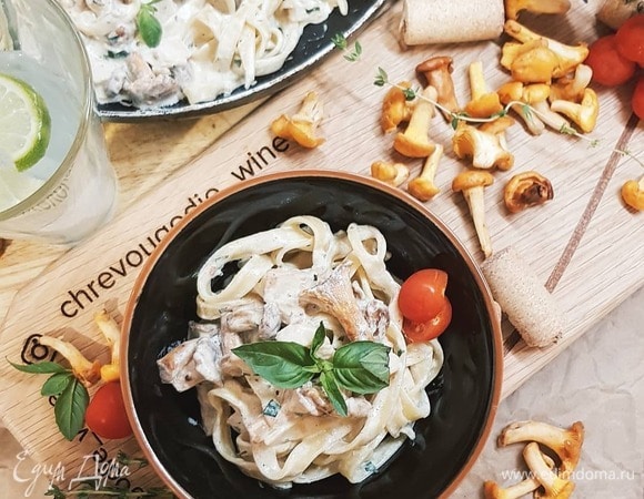 Сливочная паста с лисичками и курицей