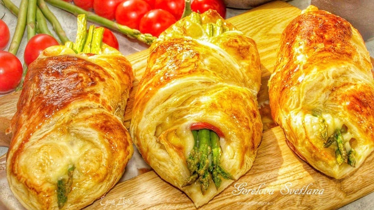 Слойки со спаржей