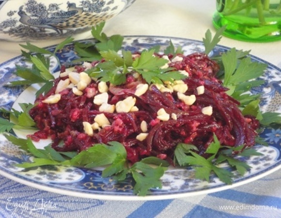 Салат из красного риса со свеклой