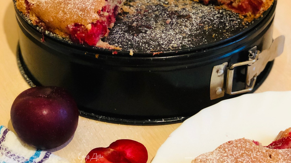 Сливовый пирог с фундуком