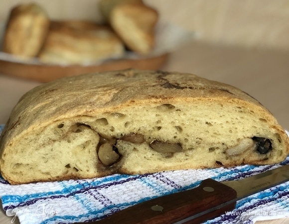 Хлеб с чесноком и маслинами