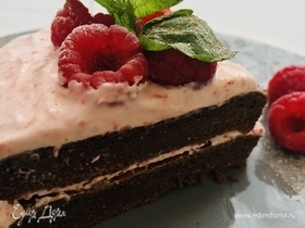 Шоколадный диетический мини-торт с малиной