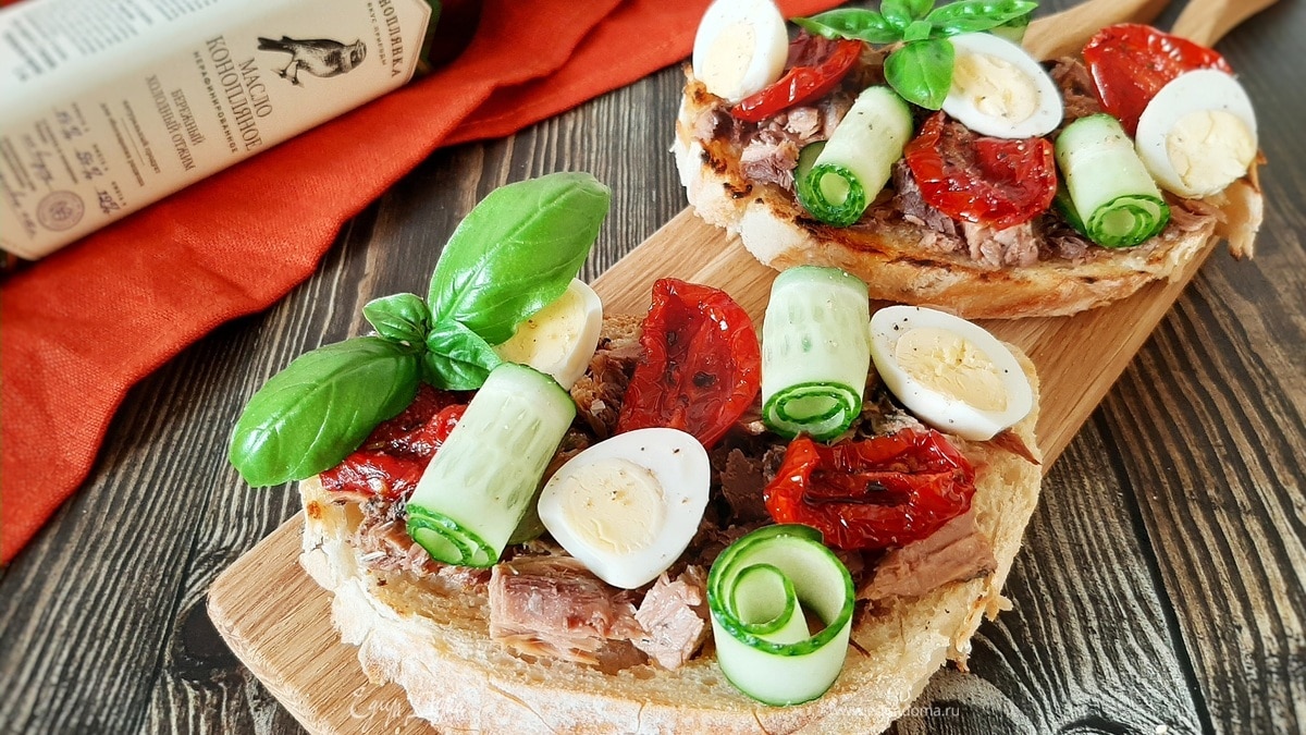 Брускетта с тунцом