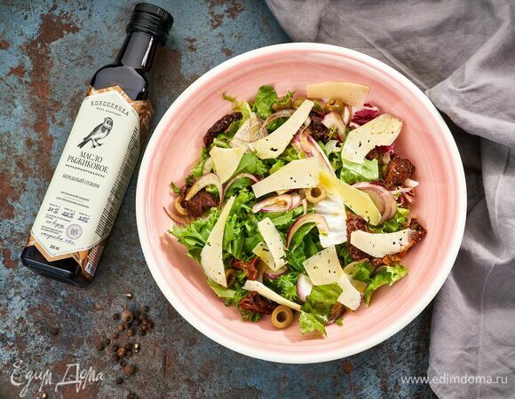 Салат с вялеными помидорами и пармезаном Салат с вялеными помидорами и пармезаном