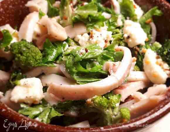 Салат с кальмарами, брокколи и пикантной заправкой