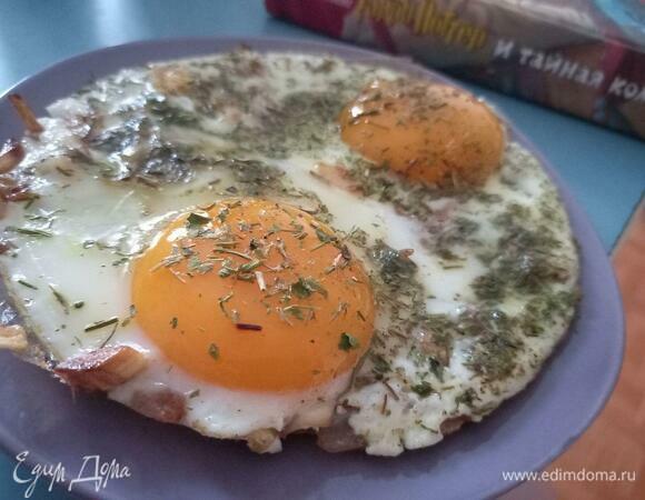 Глазунья с луком и чесноком