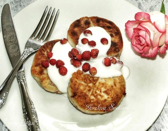 Сырники с земляникой Сырники с земляникой