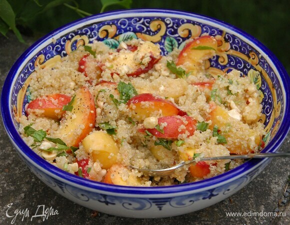 Салат из киноа с фруктами и фундуком