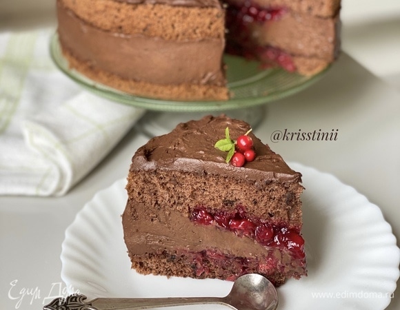 Мегашоколадный торт с брусникой