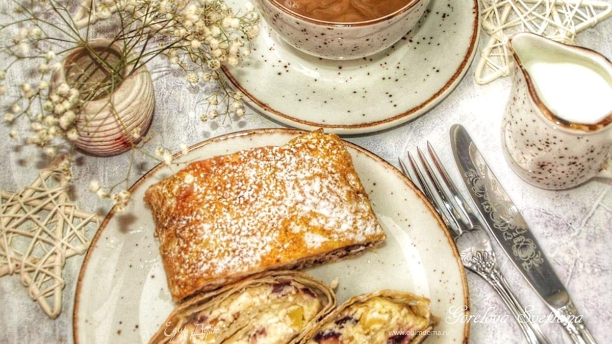 Рулет из лаваша с творогом, вяленой клюквой и яблоками