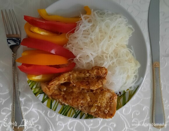 Куриное филе в миндальной панировке со стеклянной лапшой