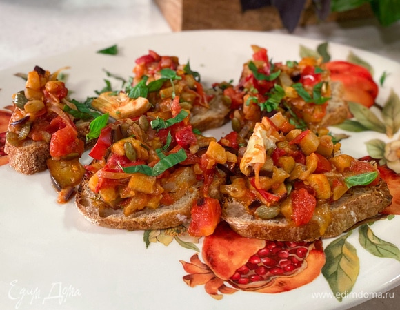 Кростини с капонатой