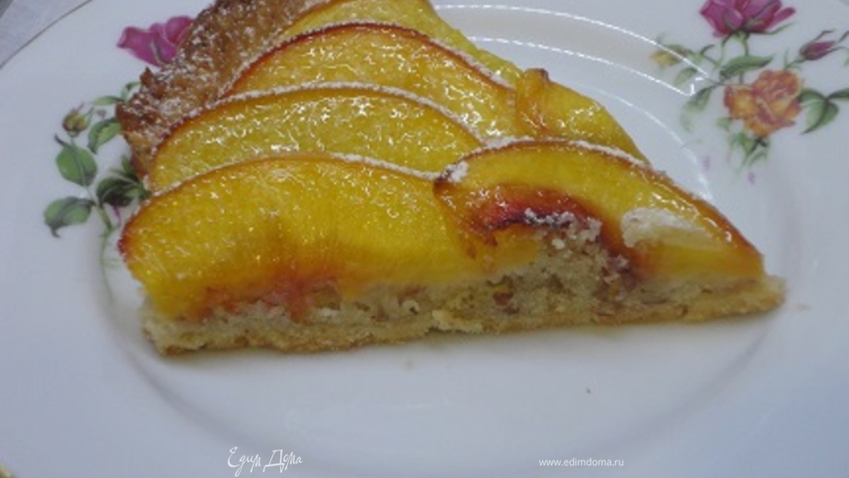 Пирог с персиками и миндальным кремом