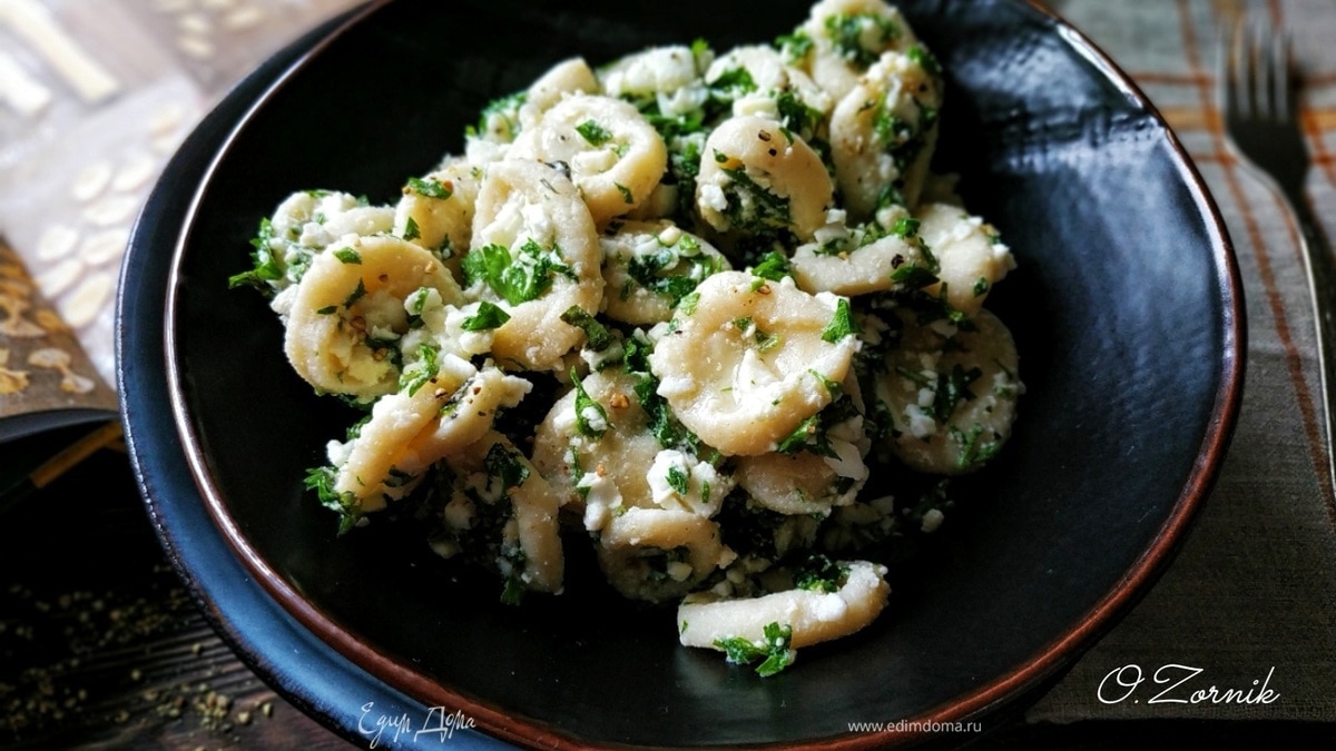 Салат из орекьетте с зеленью и яйцом