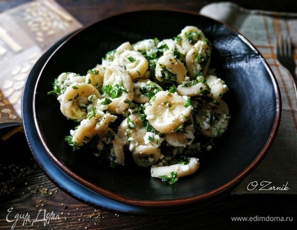 Салат из орекьетте с зеленью и яйцом Салат из орекьетте с зеленью и яйцом