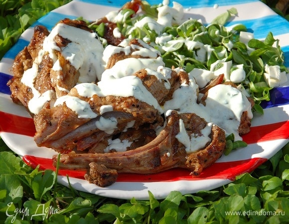 Бараньи котлетки на косточке с финиками и пряной заправкой