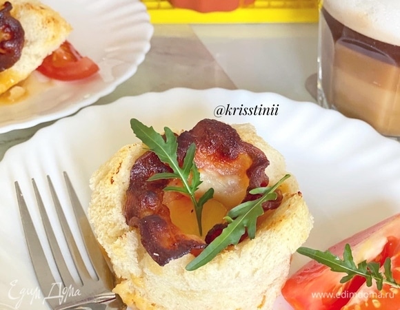 Корзинки из хлеба с беконом и яйцом