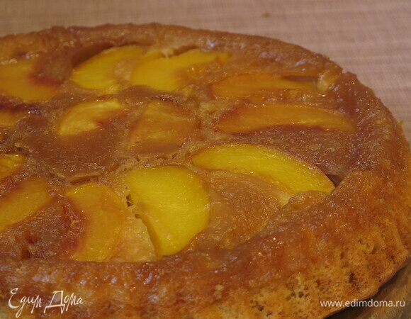 Пирог с персиками в карамели