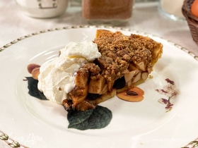 Скандинавский пирог с яблоками, изюмом и грецкими орехами