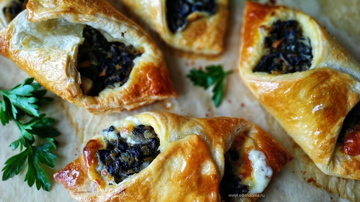 Слойки с грибами и сыром