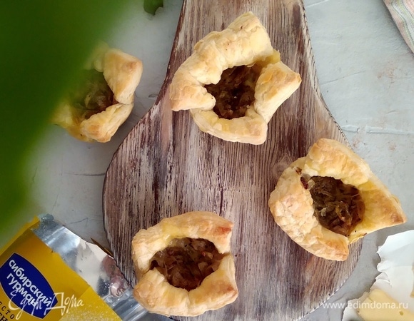 Слоеные корзинки с луком и сыром бри