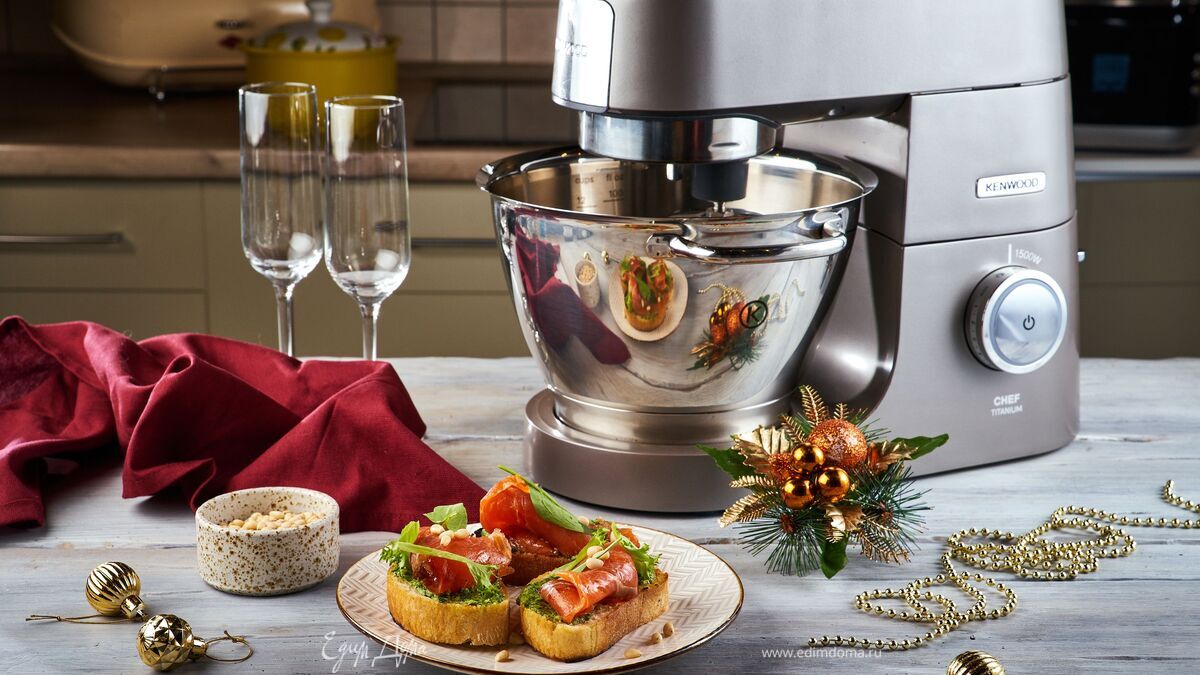 Брускетты с песто и семгой