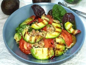 Салат с булгуром и жареным авокадо
